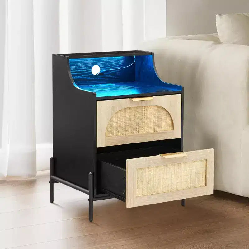 Confezione da 2 Comodini Neri in Rattan con Stazione di Ricarica Porta USB C, Luci LED e 2 Cassetti, Tavolino Moderno/Laterale per Camera da Letto, Soggiorno e Dormitorio