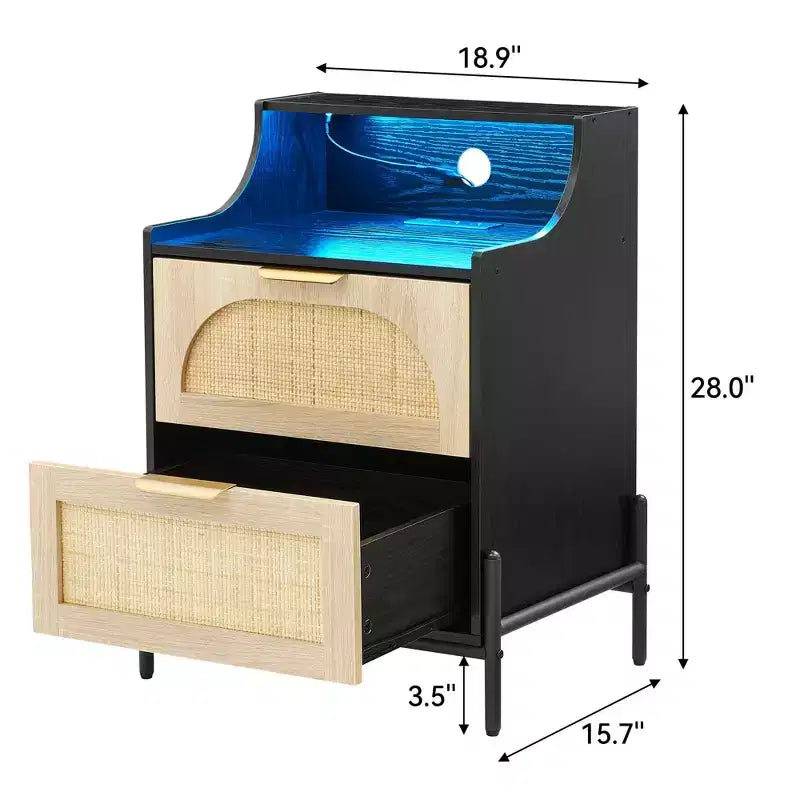 Confezione da 2 Comodini Neri in Rattan con Stazione di Ricarica Porta USB C, Luci LED e 2 Cassetti, Tavolino Moderno/Laterale per Camera da Letto, Soggiorno e Dormitorio