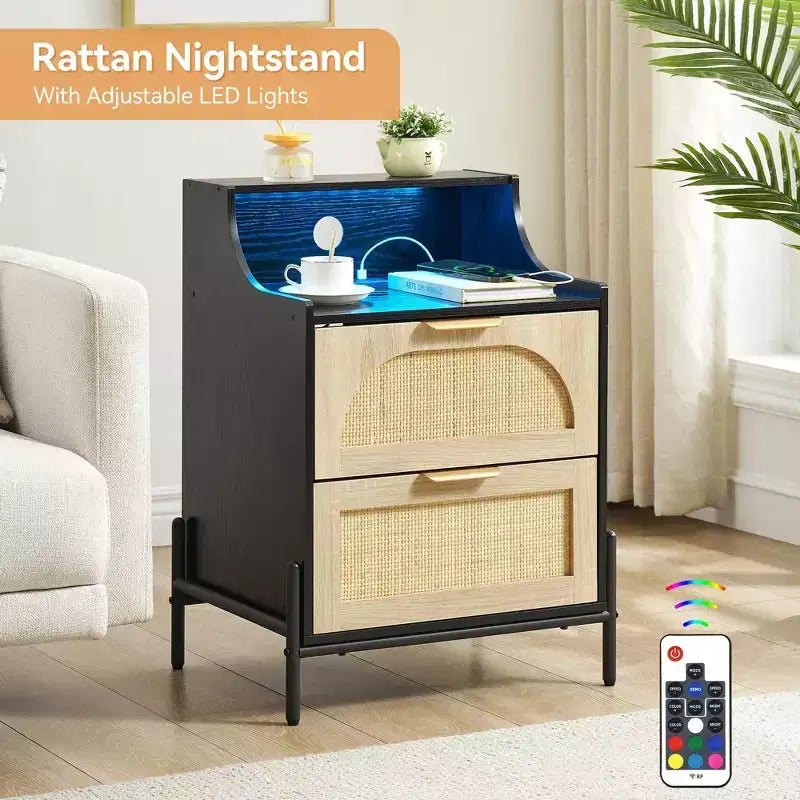 Confezione da 2 Comodini Neri in Rattan con Stazione di Ricarica Porta USB C, Luci LED e 2 Cassetti, Tavolino Moderno/Laterale per Camera da Letto, Soggiorno e Dormitorio