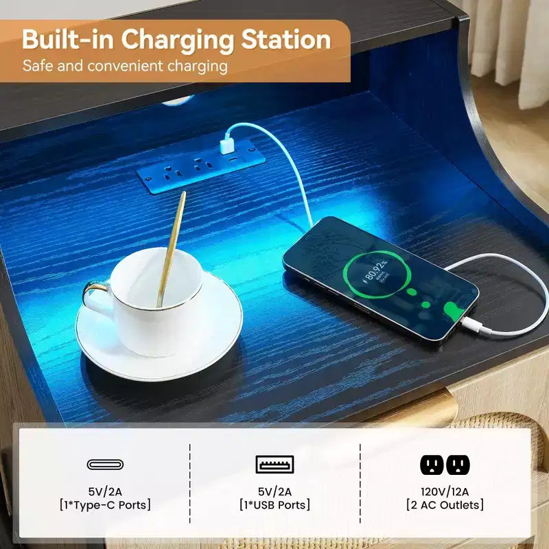 Confezione da 2 Comodini Neri in Rattan con Stazione di Ricarica Porta USB C, Luci LED e 2 Cassetti, Tavolino Moderno/Laterale per Camera da Letto, Soggiorno e Dormitorio