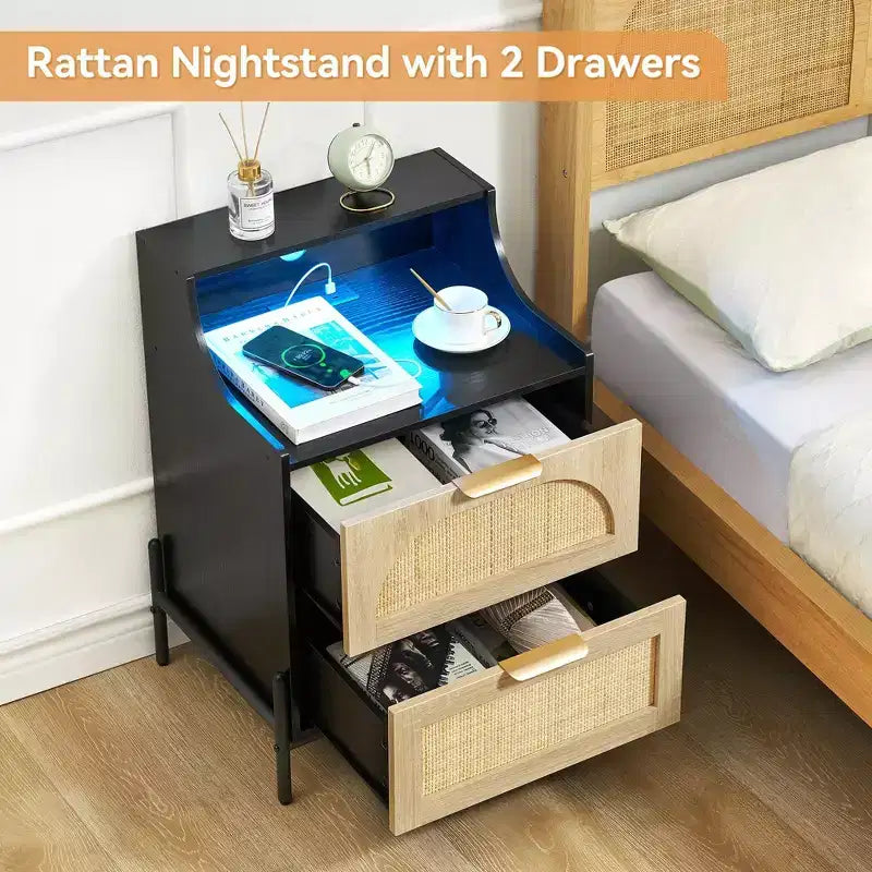Confezione da 2 Comodini Neri in Rattan con Stazione di Ricarica Porta USB C, Luci LED e 2 Cassetti, Tavolino Moderno/Laterale per Camera da Letto, Soggiorno e Dormitorio