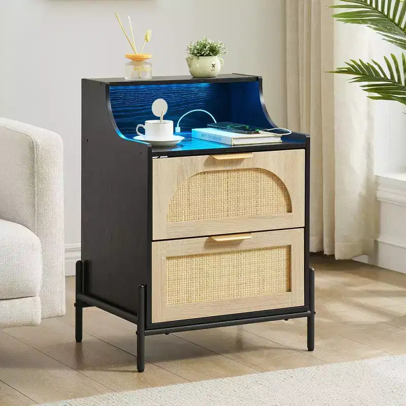 Confezione da 2 Comodini Neri in Rattan con Stazione di Ricarica Porta USB C, Luci LED e 2 Cassetti, Tavolino Moderno/Laterale per Camera da Letto, Soggiorno e Dormitorio