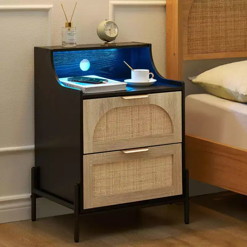 Confezione da 2 Comodini Neri in Rattan con Stazione di Ricarica Porta USB C, Luci LED e 2 Cassetti, Tavolino Moderno/Laterale per Camera da Letto, Soggiorno e Dormitorio