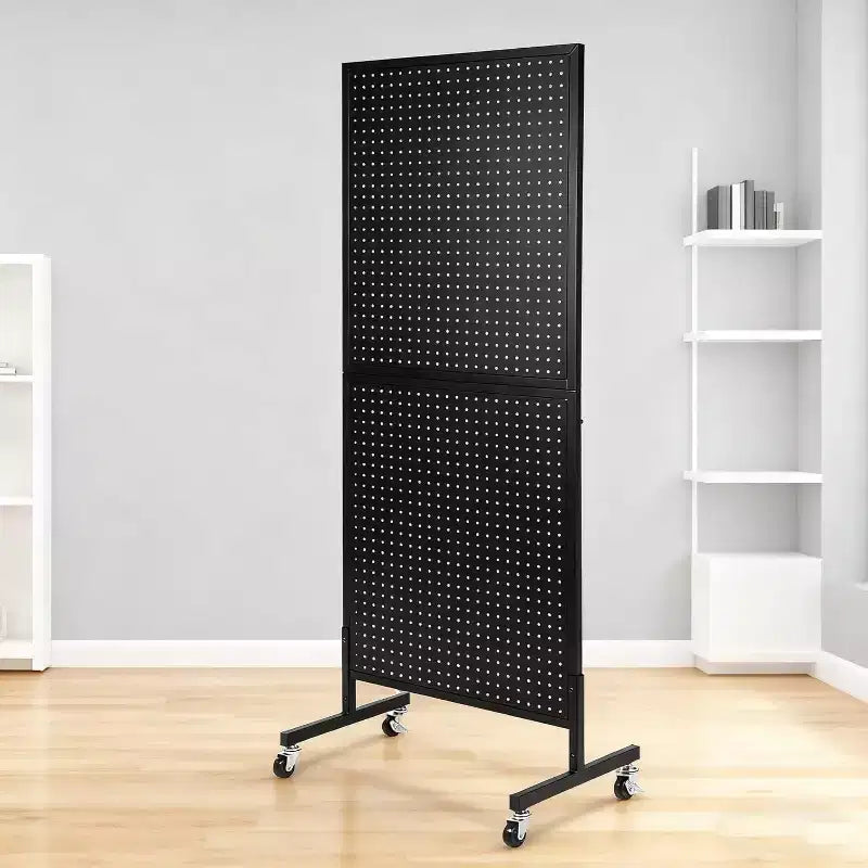 Espositore da Terra in Metallo con Pannello Forato Resistente, Organizer 60x150cm con Base a T Regolabile, Ruote e 10 Ganci per Negozi, Mercati, Garage