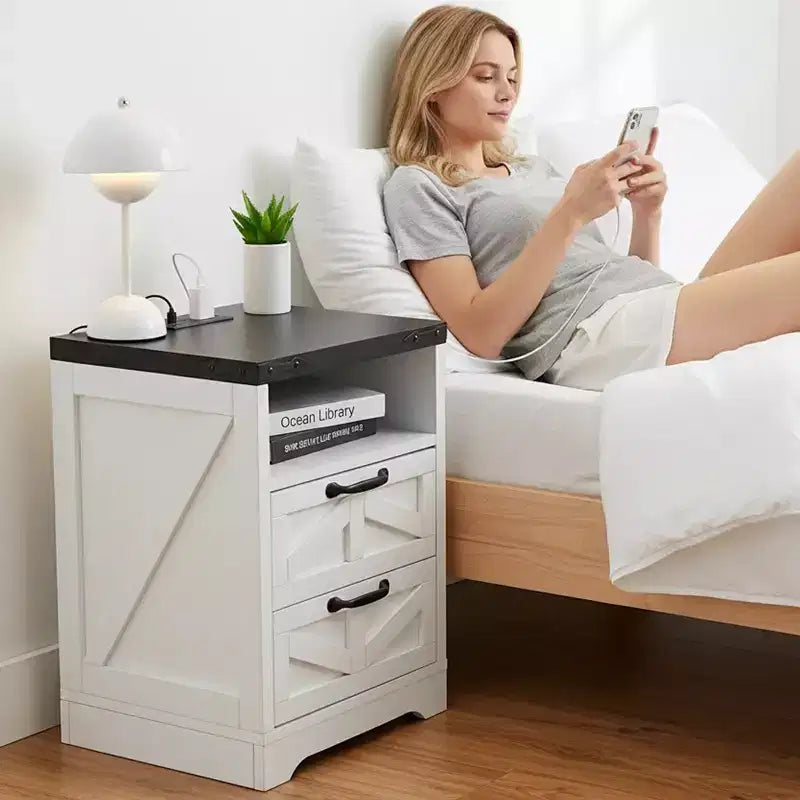 Tavolino da Divano Rustico con Stazione di Ricarica, Porta USB e Porta Type-C, Comodino Moderno per Camera da Letto, Soggiorno, Ufficio, Armadietto Comodino