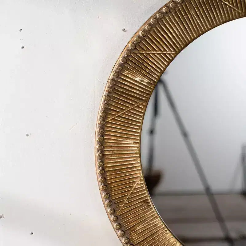 Specchio da parete rotondo con trama martellata da 31,3 pollici, specchio decorativo rustico per soggiorno e camera da letto, oro - ModernLuxe