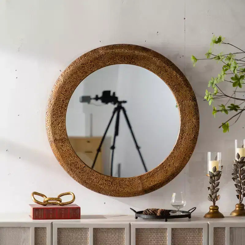 Specchio da parete rotondo con trama martellata da 31,3 pollici, specchio decorativo rustico per soggiorno e camera da letto, oro - ModernLuxe