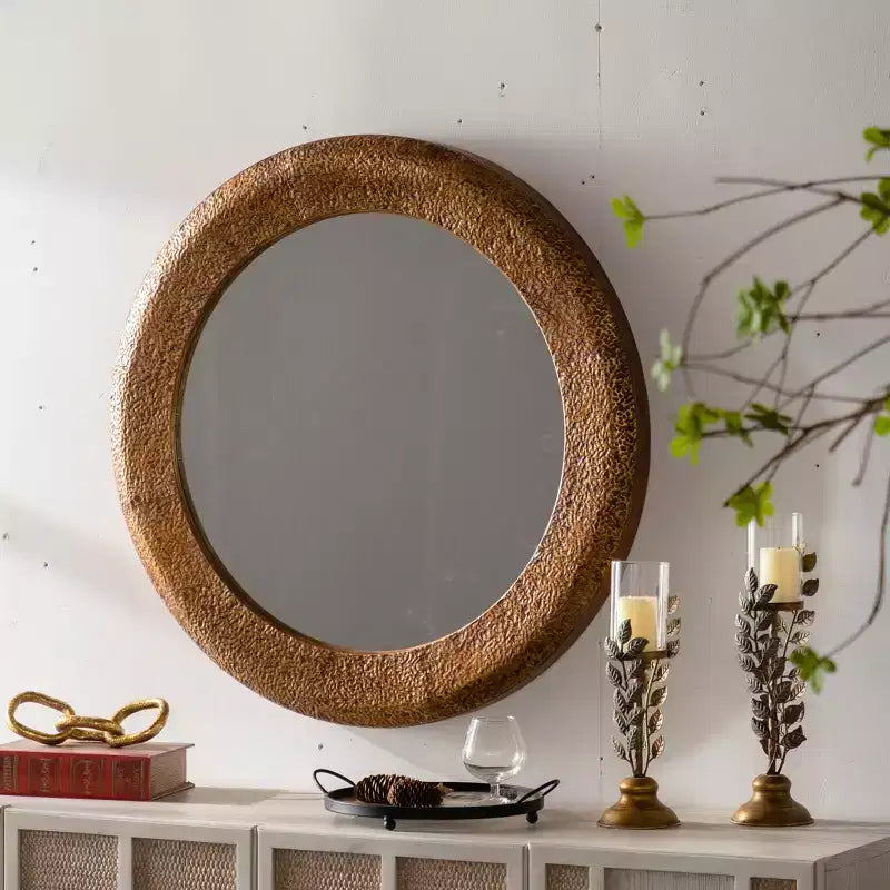 Specchio da parete rotondo con trama martellata da 31,3 pollici, specchio decorativo rustico per soggiorno e camera da letto, oro - ModernLuxe