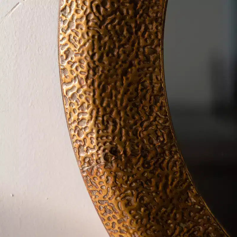 Specchio da parete rotondo con trama martellata da 31,3 pollici, specchio decorativo rustico per soggiorno e camera da letto, oro - ModernLuxe