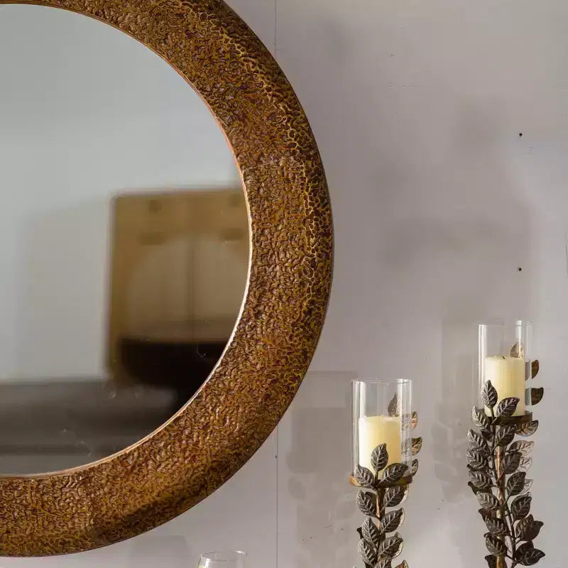 Specchio da parete rotondo con trama martellata da 31,3 pollici, specchio decorativo rustico per soggiorno e camera da letto, oro - ModernLuxe