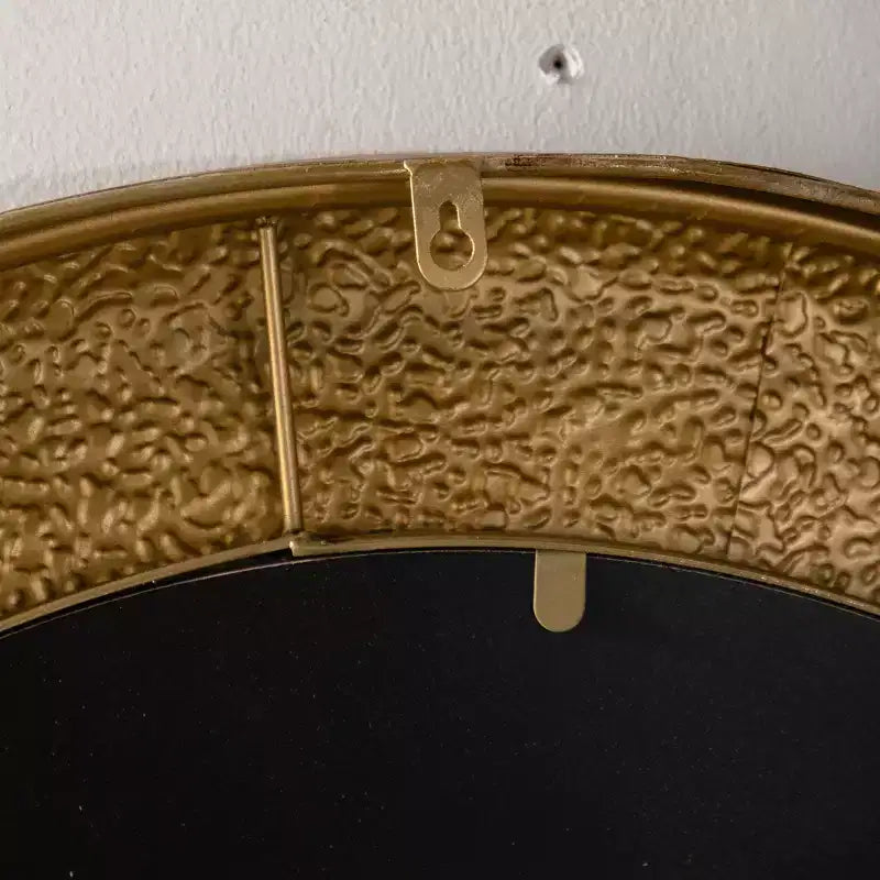 Specchio da parete rotondo con trama martellata da 31,3 pollici, specchio decorativo rustico per soggiorno e camera da letto, oro - ModernLuxe