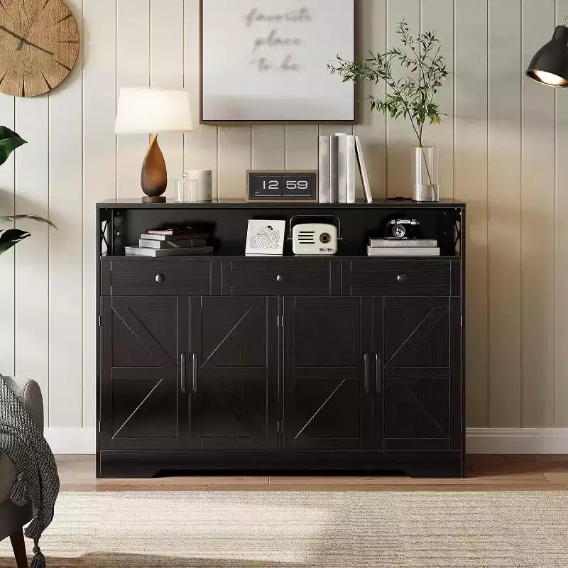 Credenza da Buffet Nera in Stile Rustico con Ripiano e Stazione di Ricarica Integrata, Mobile Bar Grande da 51 Pollici, per Soggiorno, Sala da Pranico
