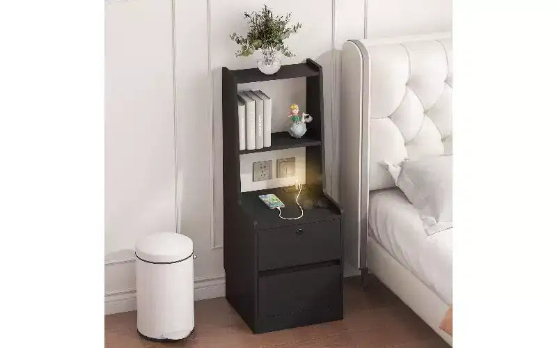Comodino alto TUYOHW con luce notturna e stazione di ricarica, tavolino con libreria, comodini moderni con armadietto per la camera da letto