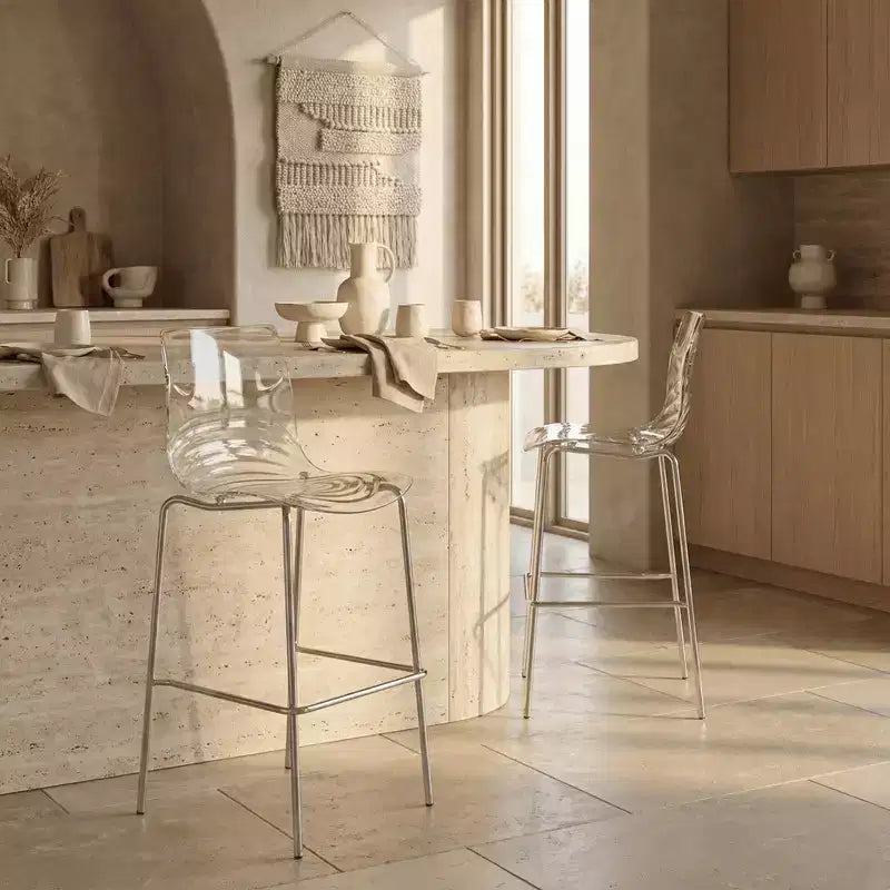 LeisureMod Sgabello da Bar Moderno in Plastica Astor con Base in Acciaio Cromato Sgabello da Bancone con Seduta a Vortice Ondulato e Poggiapiedi per Cucina e Sala da Pranzo