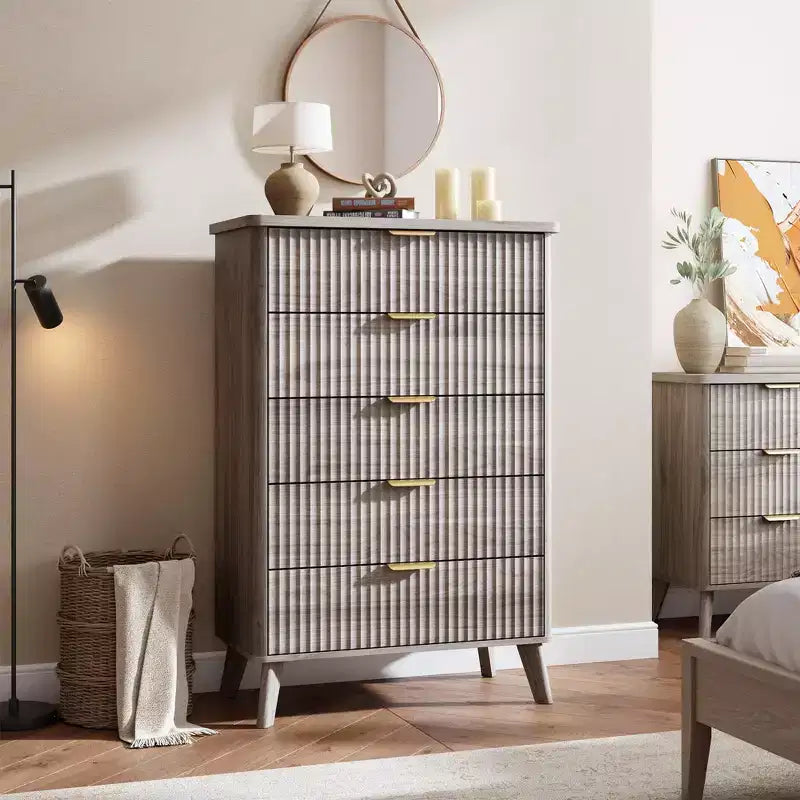 Cassettiera scanalata per camera da letto con 5 cassetti profondi, cassettiera alta 120 cm, design con profilo curvo, cassettiera moderna in legno