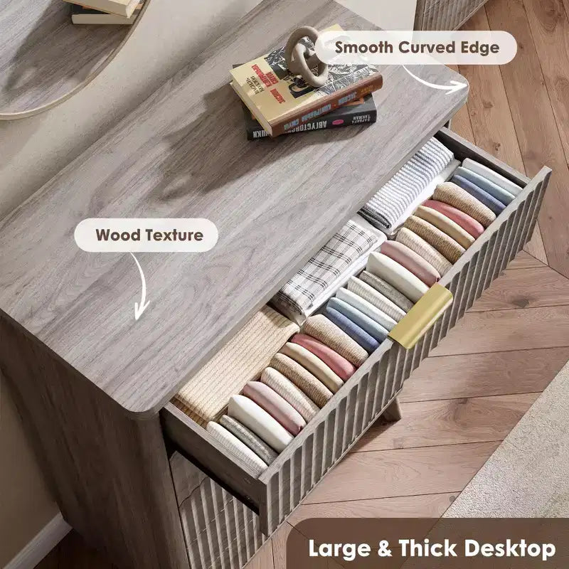 Cassettiera scanalata per camera da letto con 5 cassetti profondi, cassettiera alta 120 cm, design con profilo curvo, cassettiera moderna in legno