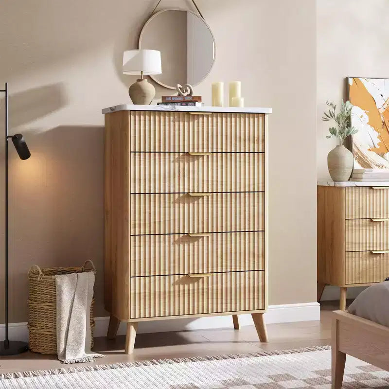 Cassettiera scanalata per camera da letto con 5 cassetti profondi, cassettiera alta 120 cm, design con profilo curvo, cassettiera moderna in legno