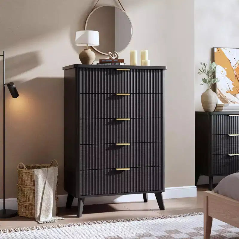 Cassettiera scanalata per camera da letto con 5 cassetti profondi, cassettiera alta 120 cm, design con profilo curvo, cassettiera moderna in legno