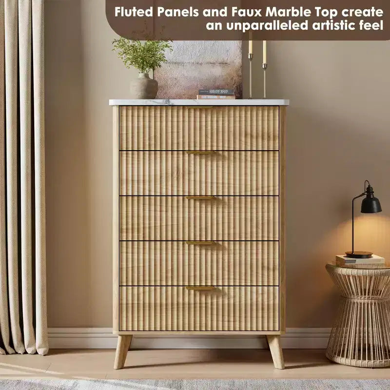 Cassettiera scanalata per camera da letto con 5 cassetti profondi, cassettiera alta 120 cm, design con profilo curvo, cassettiera moderna in legno