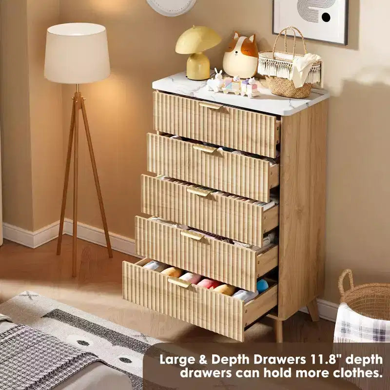 Cassettiera scanalata per camera da letto con 5 cassetti profondi, cassettiera alta 120 cm, design con profilo curvo, cassettiera moderna in legno