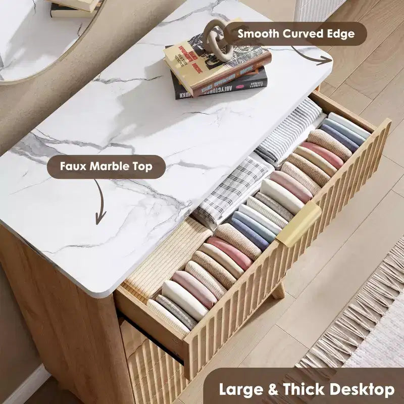 Cassettiera scanalata per camera da letto con 5 cassetti profondi, cassettiera alta 120 cm, design con profilo curvo, cassettiera moderna in legno