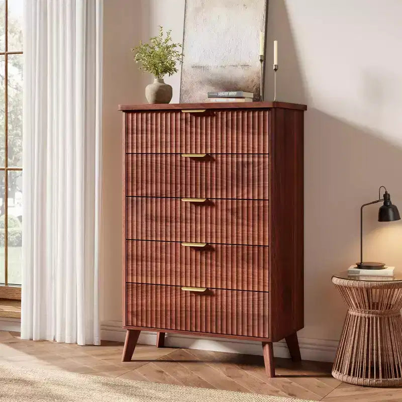 Cassettiera scanalata per camera da letto con 5 cassetti profondi, cassettiera alta 120 cm, design con profilo curvo, cassettiera moderna in legno