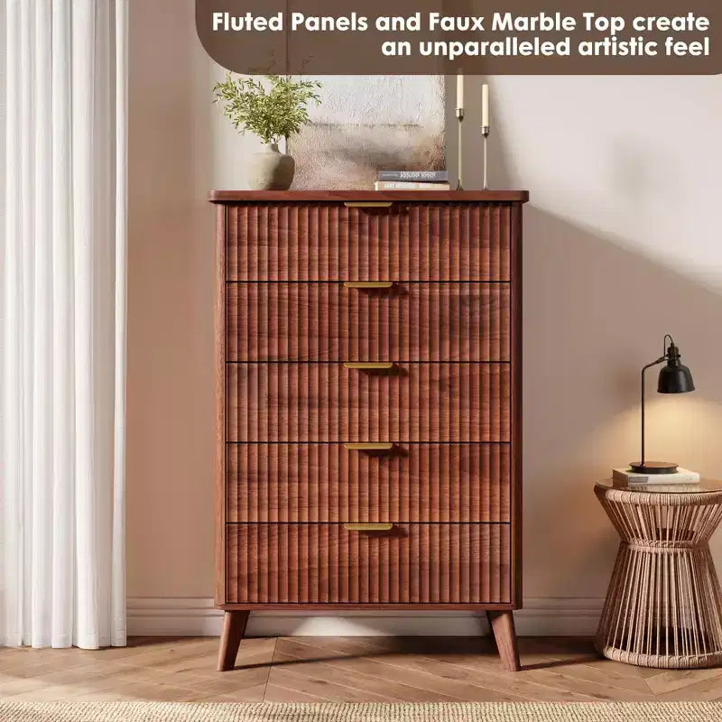 Cassettiera scanalata per camera da letto con 5 cassetti profondi, cassettiera alta 120 cm, design con profilo curvo, cassettiera moderna in legno