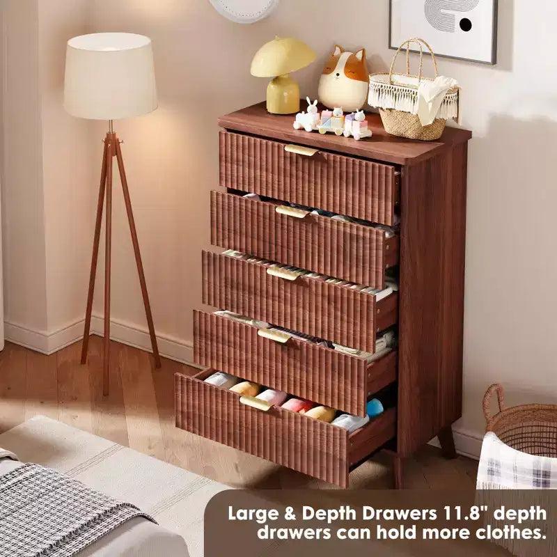 Cassettiera scanalata per camera da letto con 5 cassetti profondi, cassettiera alta 120 cm, design con profilo curvo, cassettiera moderna in legno