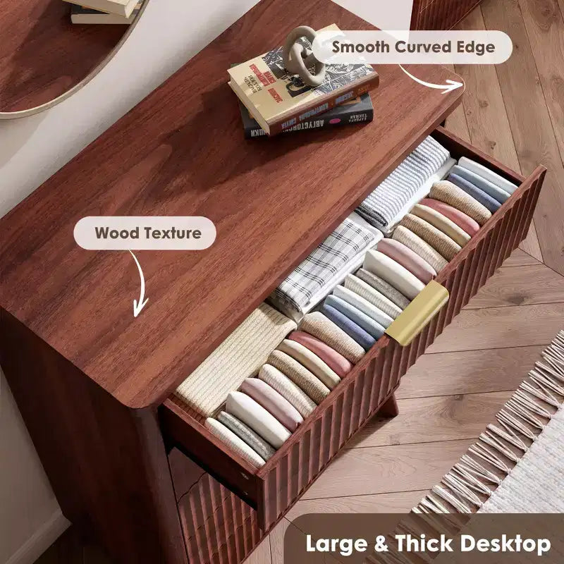 Cassettiera scanalata per camera da letto con 5 cassetti profondi, cassettiera alta 120 cm, design con profilo curvo, cassettiera moderna in legno