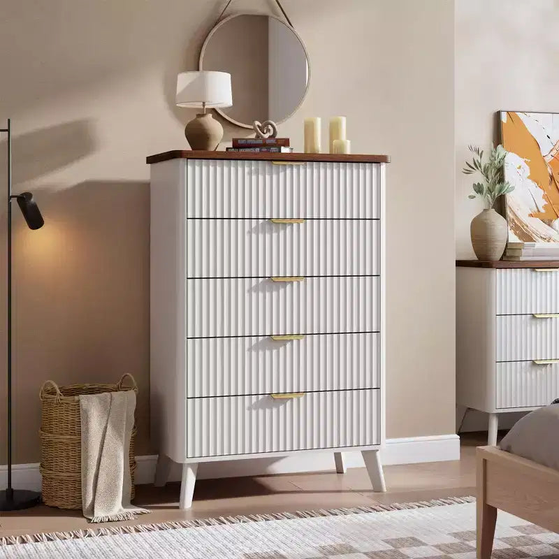Cassettiera scanalata per camera da letto con 5 cassetti profondi, cassettiera alta 120 cm, design con profilo curvo, cassettiera moderna in legno