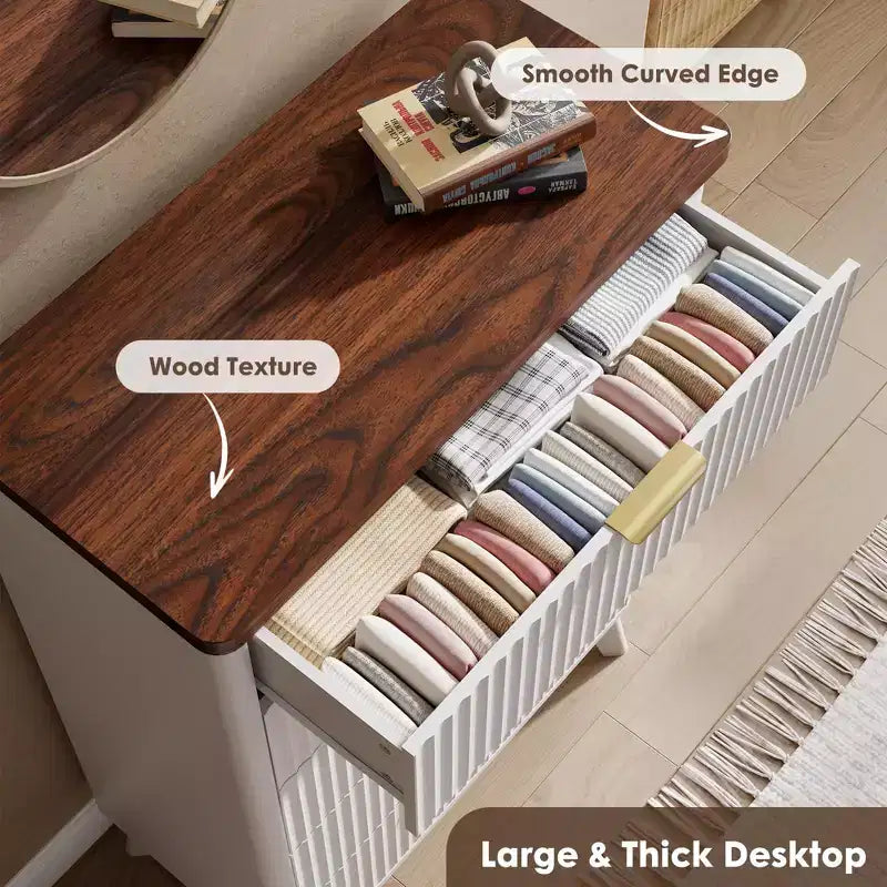 Cassettiera scanalata per camera da letto con 5 cassetti profondi, cassettiera alta 120 cm, design con profilo curvo, cassettiera moderna in legno
