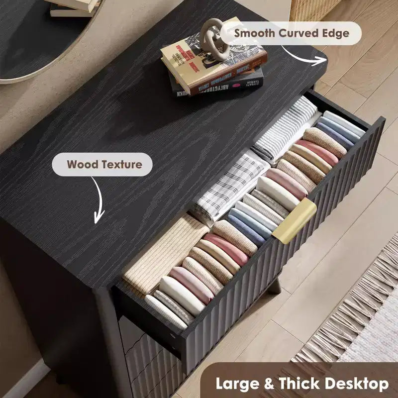 Cassettiera scanalata per camera da letto con 5 cassetti profondi, cassettiera alta 120 cm, design con profilo curvo, cassettiera moderna in legno