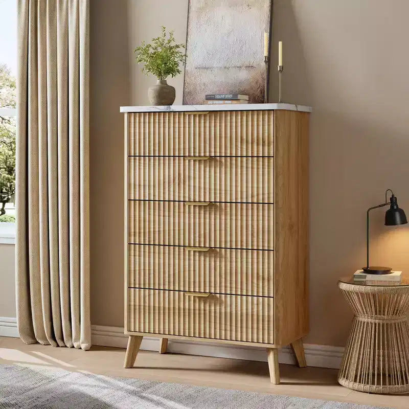Cassettiera scanalata per camera da letto con 5 cassetti profondi, cassettiera alta 120 cm, design con profilo curvo, cassettiera moderna in legno
