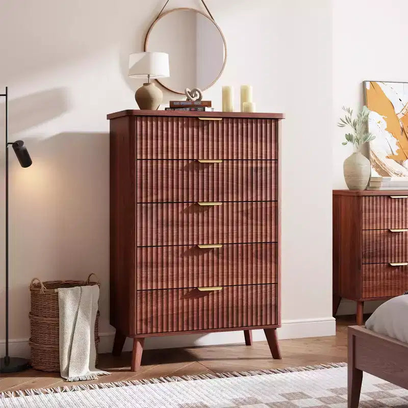 Cassettiera scanalata per camera da letto con 5 cassetti profondi, cassettiera alta 120 cm, design con profilo curvo, cassettiera moderna in legno