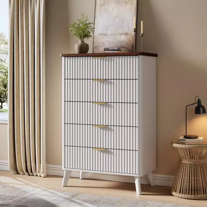 Cassettiera scanalata per camera da letto con 5 cassetti profondi, cassettiera alta 120 cm, design con profilo curvo, cassettiera moderna in legno