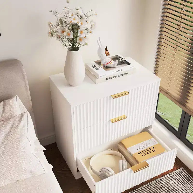 Comodino moderno in legno bianco con 3 cassetti, comodino scanalato, ampio 68,5 cm, mobiletto contenitore, cassettiera per camera da letto, soggiorno, arredamento per la casa