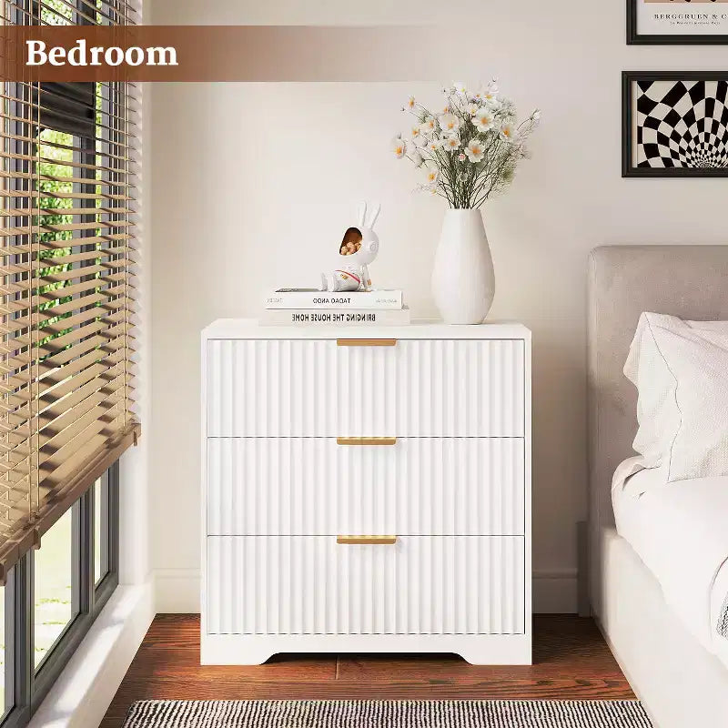 Comodino moderno in legno bianco con 3 cassetti, comodino scanalato, ampio 68,5 cm, mobiletto contenitore, cassettiera per camera da letto, soggiorno, arredamento per la casa