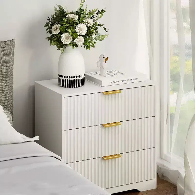 Comodino moderno in legno bianco con 3 cassetti, comodino scanalato, ampio 68,5 cm, mobiletto contenitore, cassettiera per camera da letto, soggiorno, arredamento per la casa