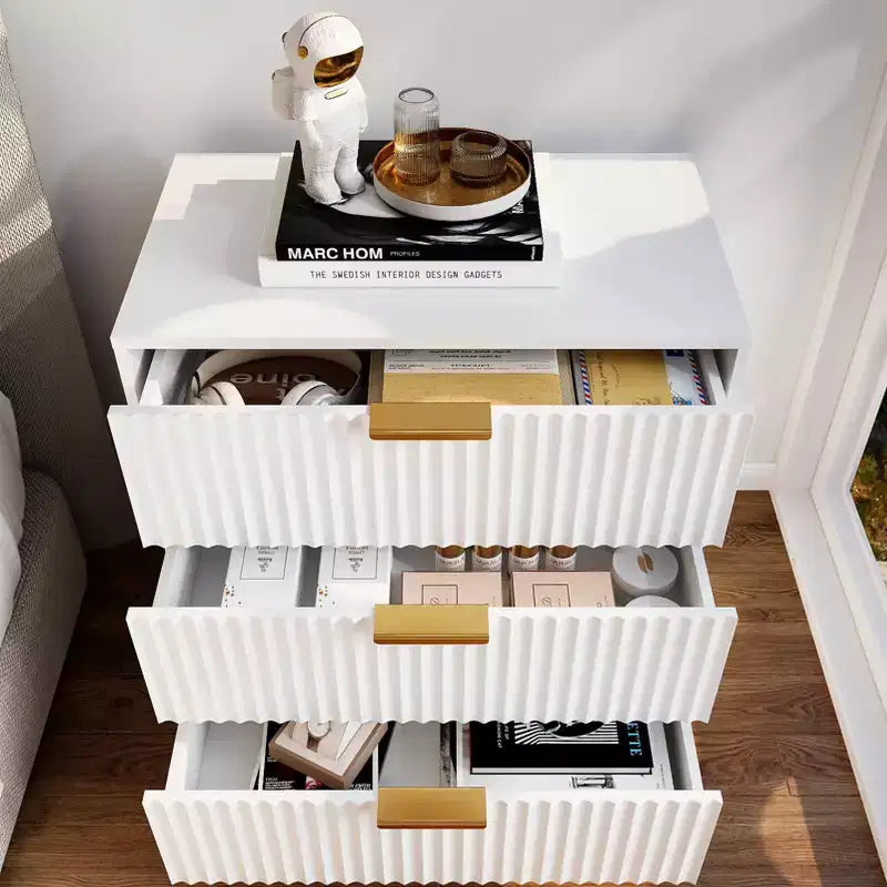 Comodino moderno in legno bianco con 3 cassetti, comodino scanalato, ampio 68,5 cm, mobiletto contenitore, cassettiera per camera da letto, soggiorno, arredamento per la casa