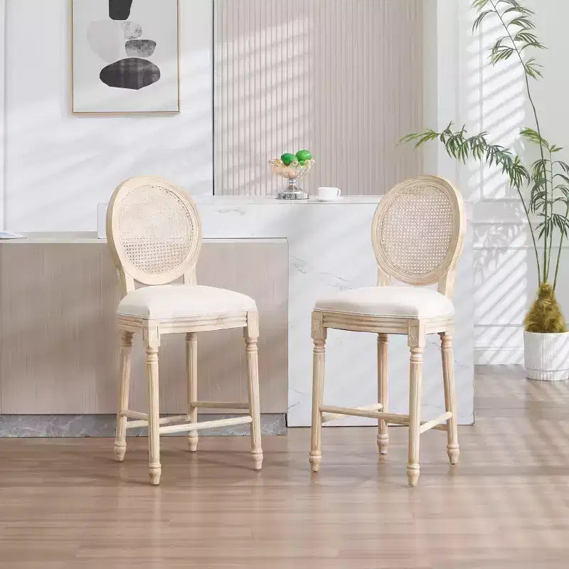 Set di 2 sgabelli da bar French Country 26, schienale rotondo in rattan naturale imbottito, intaglio con trafilatura, beige