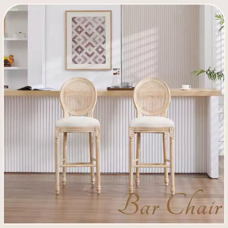Set di 2 sgabelli da bar Francese Campagna 30", schienale rotondo in rattan naturale imbottito, intaglio con trafilatura, beige