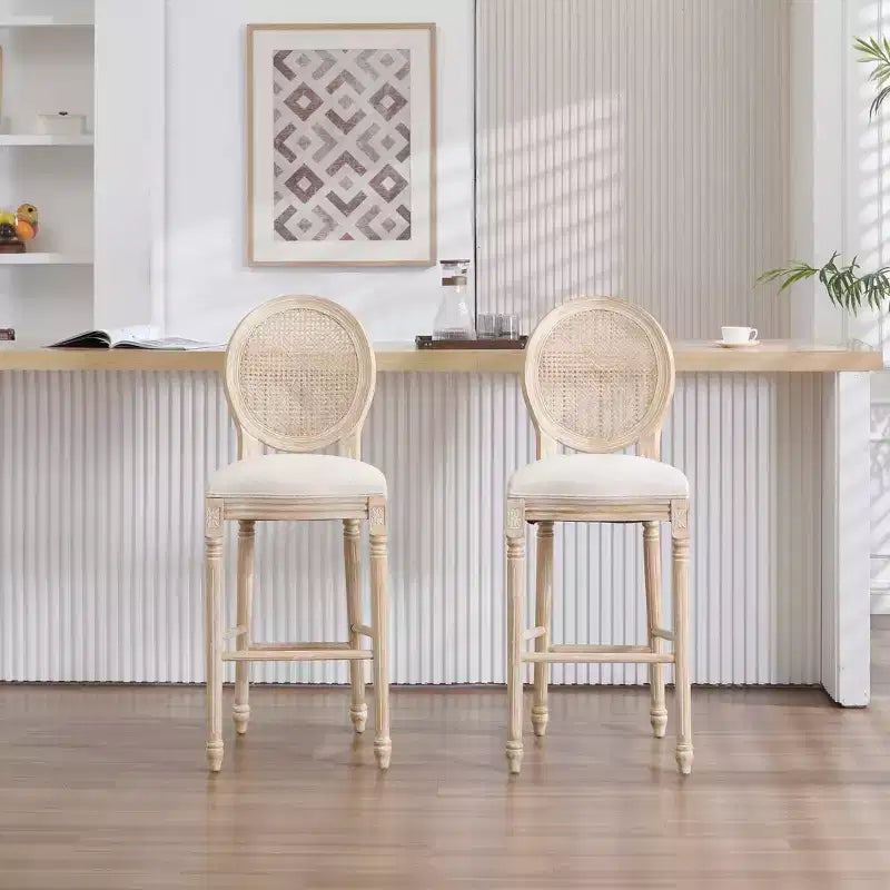 Set di 2 sgabelli da bar Francese Campagna 30", schienale rotondo in rattan naturale imbottito, intaglio con trafilatura, beige