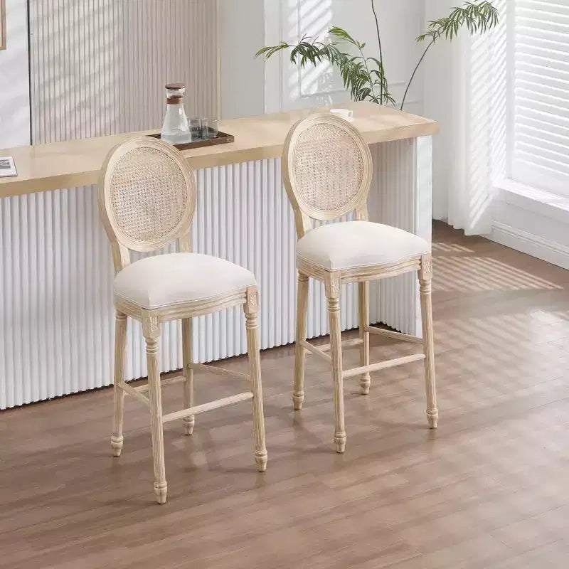 Set di 2 sgabelli da bar Francese Campagna 30", schienale rotondo in rattan naturale imbottito, intaglio con trafilatura, beige