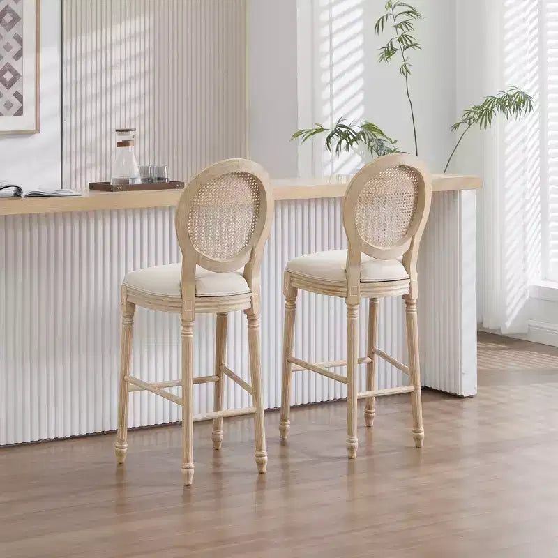Set di 2 sgabelli da bar Francese Campagna 30", schienale rotondo in rattan naturale imbottito, intaglio con trafilatura, beige