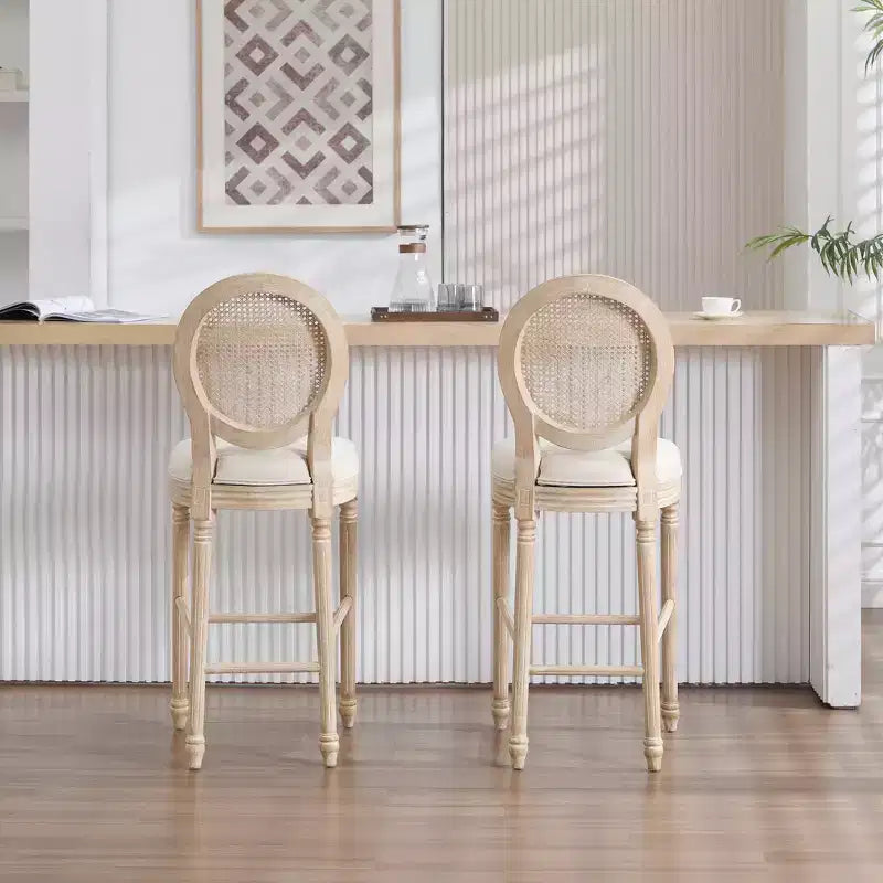 Set di 2 sgabelli da bar Francese Campagna 30", schienale rotondo in rattan naturale imbottito, intaglio con trafilatura, beige