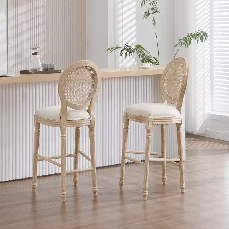 Set di 2 sgabelli da bar Francese Campagna 30", schienale rotondo in rattan naturale imbottito, intaglio con trafilatura, beige