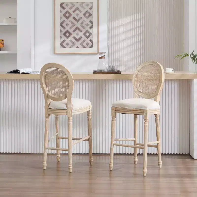 Set di 2 sgabelli da bar Francese Campagna 30", schienale rotondo in rattan naturale imbottito, intaglio con trafilatura, beige