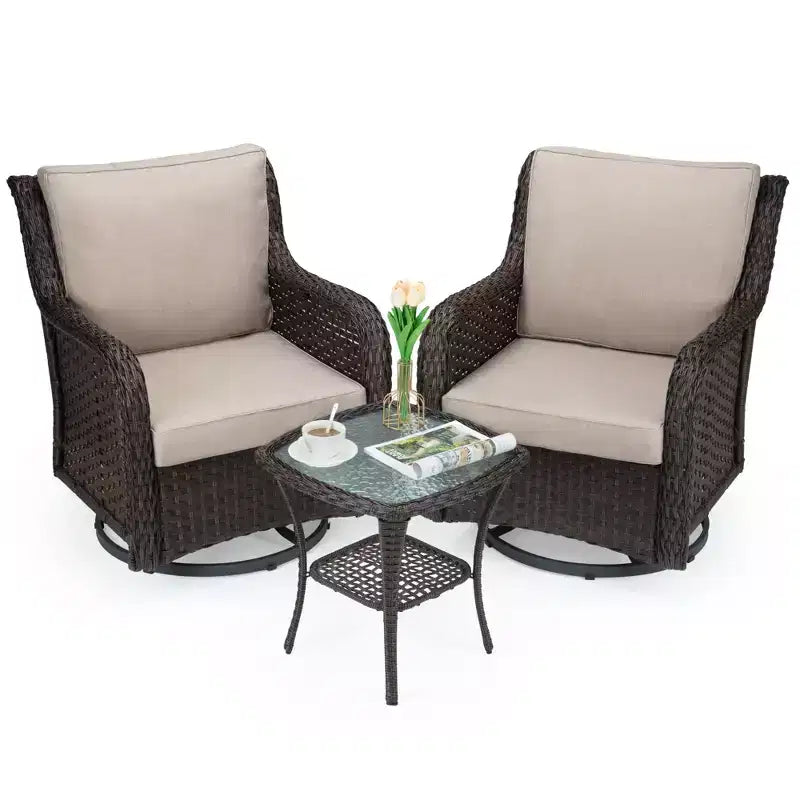 Set da bistrò da esterno in vimini da 3 pezzi con sedie a dondolo girevoli a 360 gradi e tavolino laterale in vetro temperato per portico e giardino