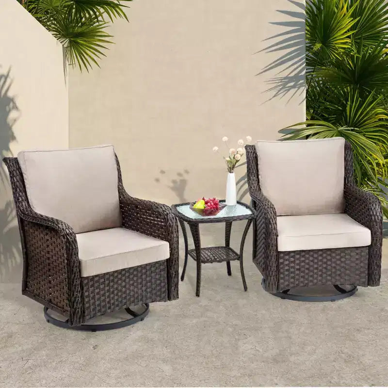 Set da bistrò da esterno in vimini da 3 pezzi con sedie a dondolo girevoli a 360 gradi e tavolino laterale in vetro temperato per portico e giardino