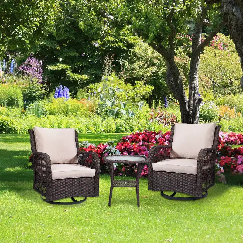 Set da bistrò da esterno in vimini da 3 pezzi con sedie a dondolo girevoli a 360 gradi e tavolino laterale in vetro temperato per portico e giardino